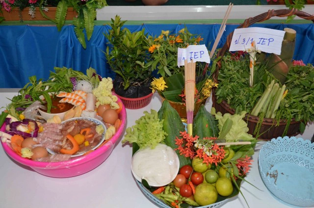 นักเรียนนำพืชผักใส่พานโล้ชิงช้าไหว้ครูแบบนิวนอร์มอล