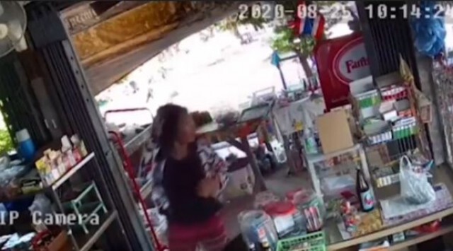 คุณป้าฮีโร่ ช่วยสาวรอดคมมีดอีโต้วิ่งหลบร้านของชำ