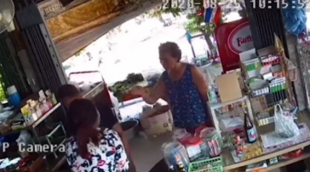 คุณป้าฮีโร่ ช่วยสาวรอดคมมีดอีโต้วิ่งหลบร้านของชำ