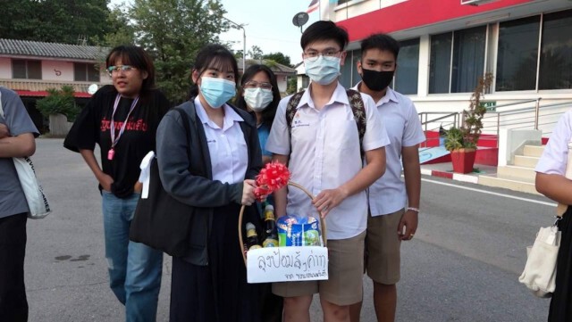 กลุ่มพอกันทีฝากกระเช้ามอบ พล.อ.ประวิตร