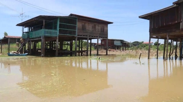 "น้ำยม"เอ่อล้นท่วมบ้าน-เตรียมเรือไว้สัญจร