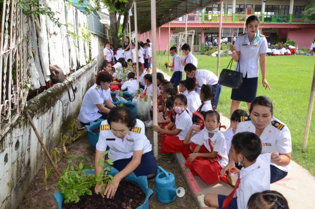 นักเรียนนำพืชผักใส่พานโล้ชิงช้าไหว้ครูแบบนิวนอร์มอล