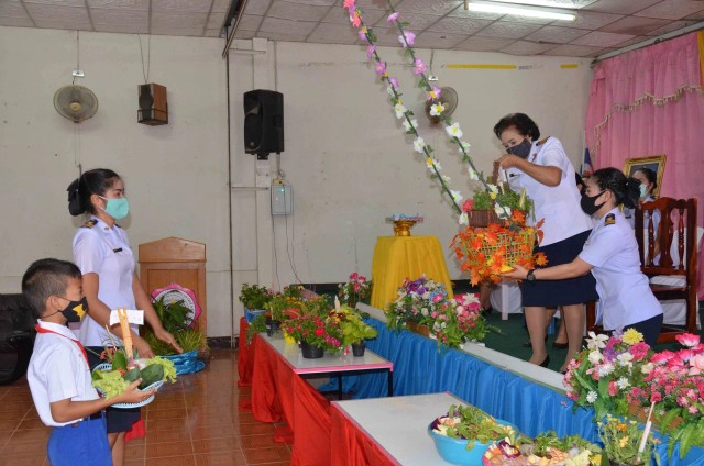 นักเรียนนำพืชผักใส่พานโล้ชิงช้าไหว้ครูแบบนิวนอร์มอล