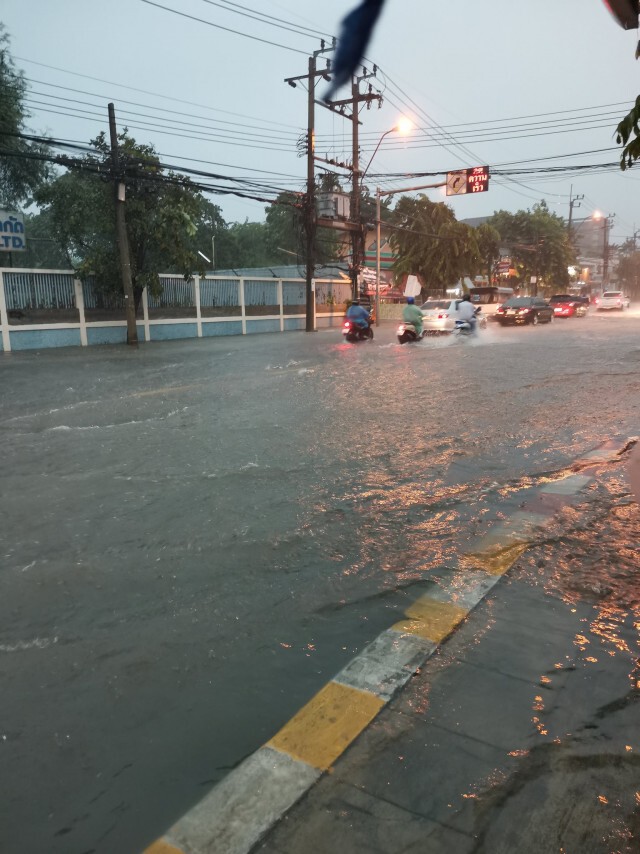 ฝนถล่มกรุงรับศุกร์สิ้นเดือน!! ทำน้ำท่วม-รถติดหนักหลายพื้นที่