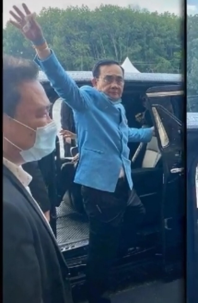 โซเชียลซูมเลข นายกฯ ลงพื้นที่ระยองทำมือมินิฮาร์ท คอหวยตีนี่เลขเรือดำน้ำ