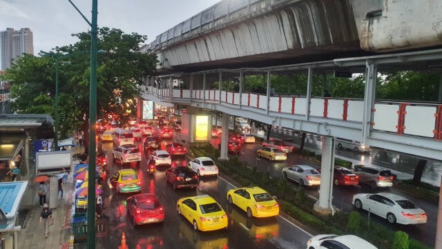 ฝนถล่มกรุงรับศุกร์สิ้นเดือน!! ทำน้ำท่วม-รถติดหนักหลายพื้นที่