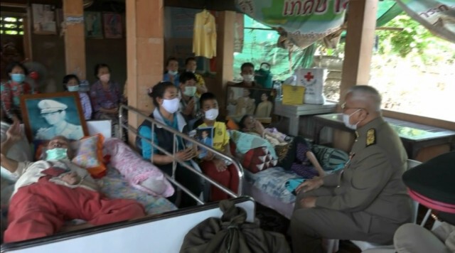 "ในหลวง"พระราชทานเครื่องอุปโภคบริโภคแก่ผู้ประสบภัยน้ำท่วม