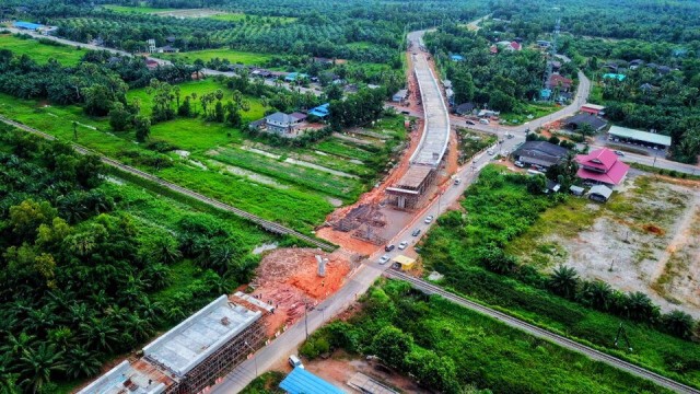 ทางหลวงชนบทสร้างสะพานข้ามทางรถไฟทางคู่เพิ่มความปลอดภัย
