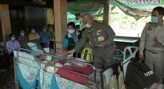 "ในหลวง"พระราชทานเครื่องอุปโภคบริโภคแก่ผู้ประสบภัยน้ำท่วม