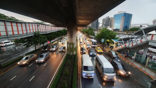 ฝนถล่มกรุงรับศุกร์สิ้นเดือน!! ทำน้ำท่วม-รถติดหนักหลายพื้นที่