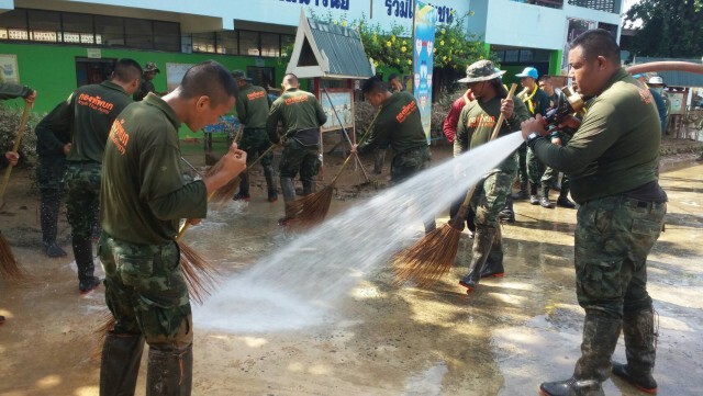 "ทหาร-จิตอาสา"ทำความสะอาดรร.หลังน้ำท่วมสุโขทัยลด