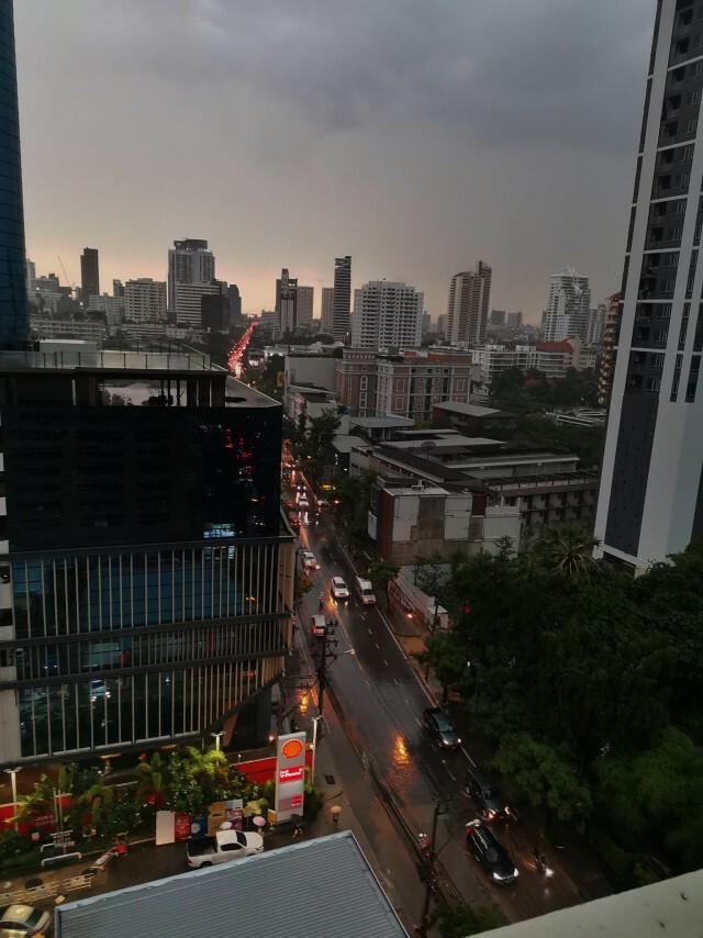 ฝนถล่มกรุงรับศุกร์สิ้นเดือน!! ทำน้ำท่วม-รถติดหนักหลายพื้นที่