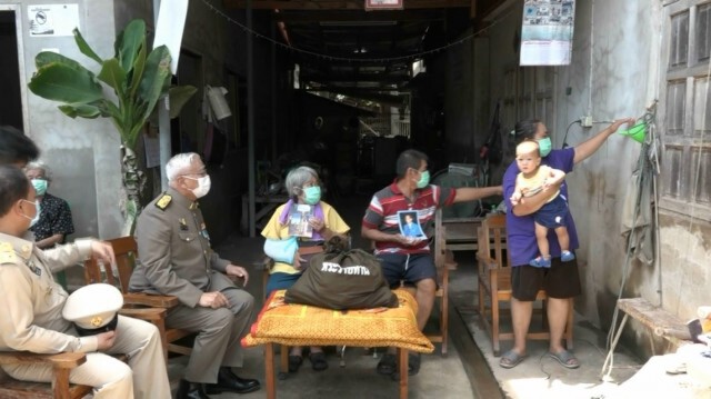 "ในหลวง"พระราชทานเครื่องอุปโภคบริโภคแก่ผู้ประสบภัยน้ำท่วม
