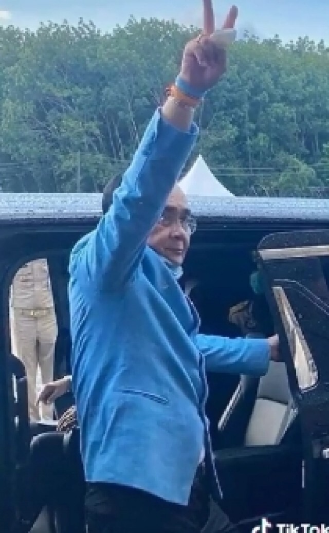 โซเชียลซูมเลข นายกฯ ลงพื้นที่ระยองทำมือมินิฮาร์ท คอหวยตีนี่เลขเรือดำน้ำ