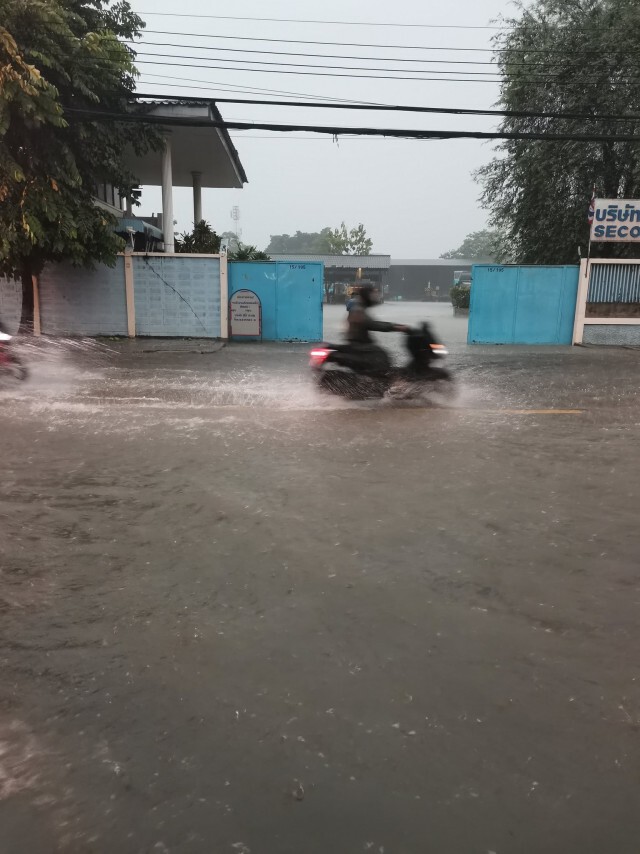 ฝนถล่มกรุงรับศุกร์สิ้นเดือน!! ทำน้ำท่วม-รถติดหนักหลายพื้นที่