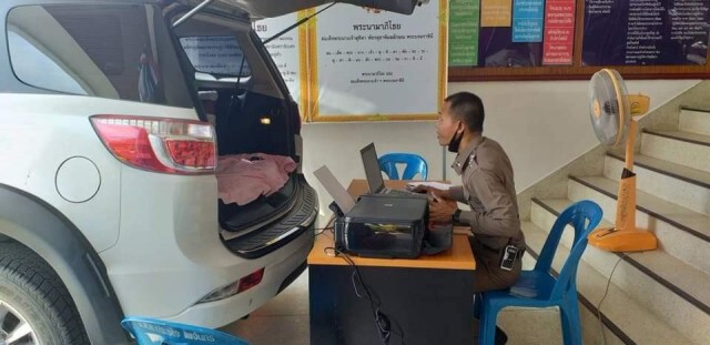 ร้อยเวร ขนโต๊ะสอบปากคำถึงท้ายรถ โซเชียลแชร์นี่แหละมิติใหม่แห่งวงการ