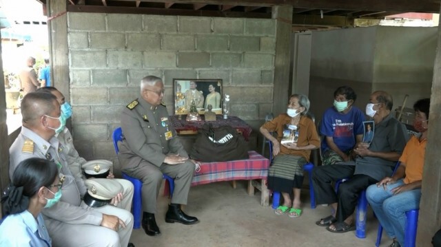 "ในหลวง"พระราชทานเครื่องอุปโภคบริโภคแก่ผู้ประสบภัยน้ำท่วม