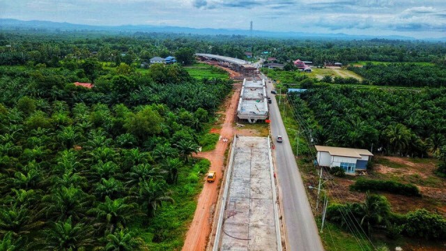 ทางหลวงชนบทสร้างสะพานข้ามทางรถไฟทางคู่เพิ่มความปลอดภัย