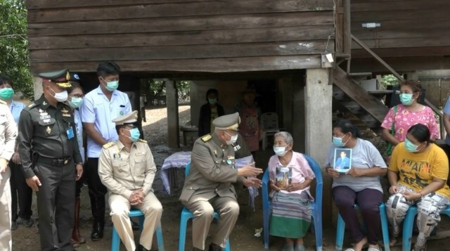 "ในหลวง"พระราชทานเครื่องอุปโภคบริโภคแก่ผู้ประสบภัยน้ำท่วม