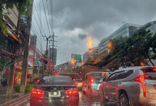 ฝนถล่มกรุงรับศุกร์สิ้นเดือน!! ทำน้ำท่วม-รถติดหนักหลายพื้นที่