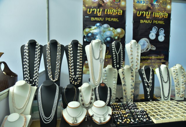 พาณิชย์นำผู้ประกอบการขายสินค้าลดราคา