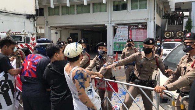 Police Thailand News ตำหนิม็อบสาดสีตำรวจ ทำแล้วไม่เกิดประโยชน์กับใคร
