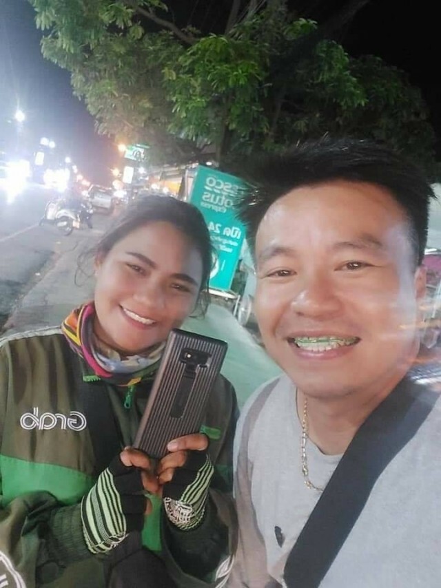 หนุ่มทำโทรศัพท์หายหมดหวังโชคดีสาวแกร็บมาเจอ ทำทุกทางจนได้คืนเจ้าของ