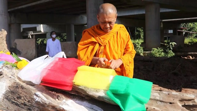 แห่ขูดขอเลขไม้ตะเคียนหลังได้ยินเสียงโหยหวน