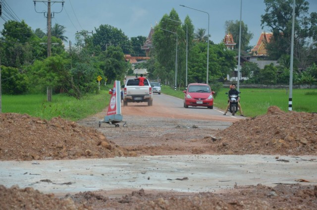 ชาวบ้านร้องทุกข์สร้างถนนท่อลอด 4 เดือนไม่เสร็จ