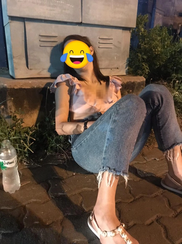 หนุ่มเจอสาวเมาไม่ได้สติอยู่ข้างทาง นั่งรอจนรู้ความจริงได้แต่ถอนหายใจ