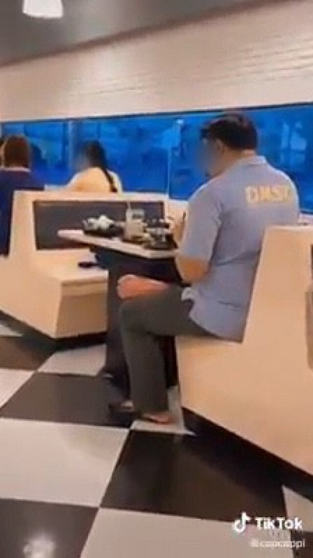 สาวถือวิสาสะ ถ่ายคลิปลูกค้านั่งกินสุดชิลในร้านอาหาร ทำชาวเน็ตฉุนแห่เปิดวาร์ป