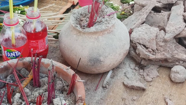 ขุดพบไหโบราณ-กระดูกของมนุษย์ชาวบ้านแห่ขอโชคลาภ