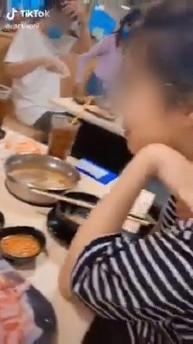 สาวถือวิสาสะ ถ่ายคลิปลูกค้านั่งกินสุดชิลในร้านอาหาร ทำชาวเน็ตฉุนแห่เปิดวาร์ป