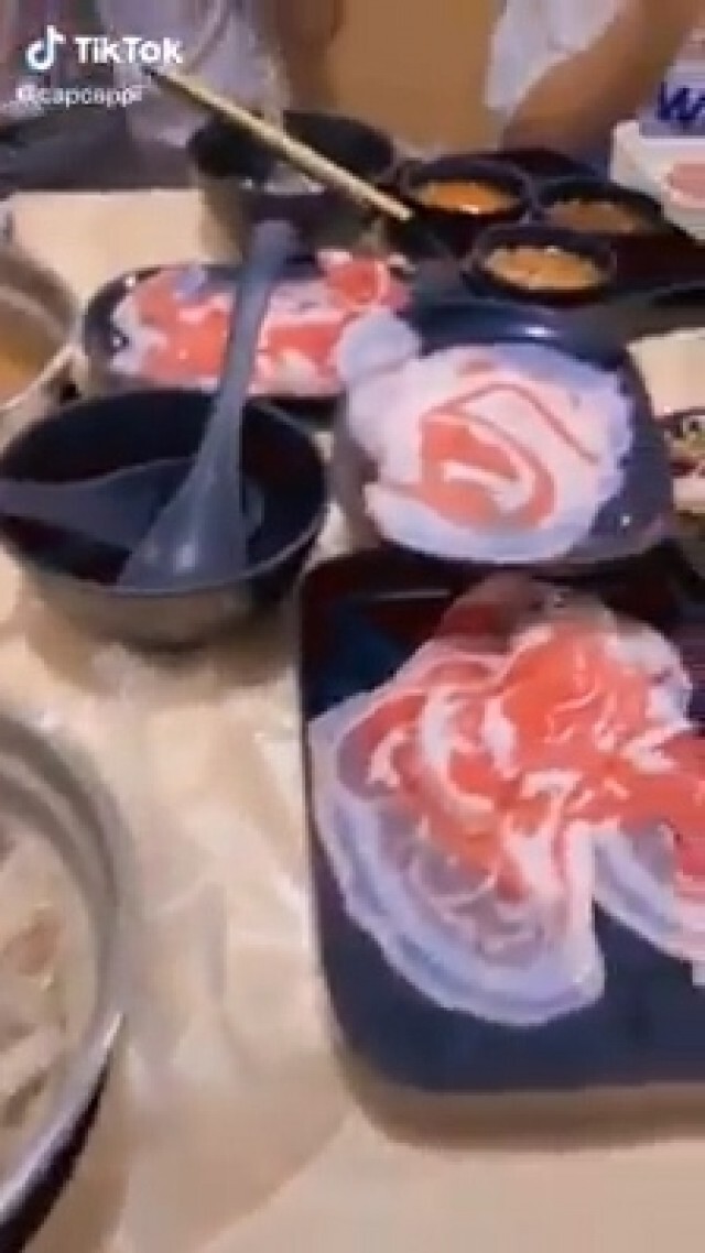 สาวถือวิสาสะ ถ่ายคลิปลูกค้านั่งกินสุดชิลในร้านอาหาร ทำชาวเน็ตฉุนแห่เปิดวาร์ป