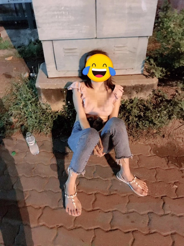 หนุ่มเจอสาวเมาไม่ได้สติอยู่ข้างทาง นั่งรอจนรู้ความจริงได้แต่ถอนหายใจ