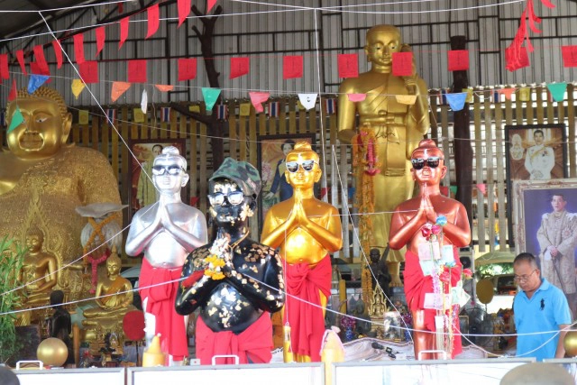 ชาวบ้านแห่ร่วมปลุกเสกหลวงปู่ทวดและไอ้ไข่ วัดห้วยม่วง