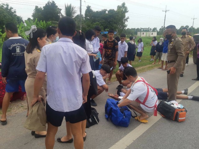 รถรับส่งนักเรียนพลิกคว่ำเจ็บ 11 ราย