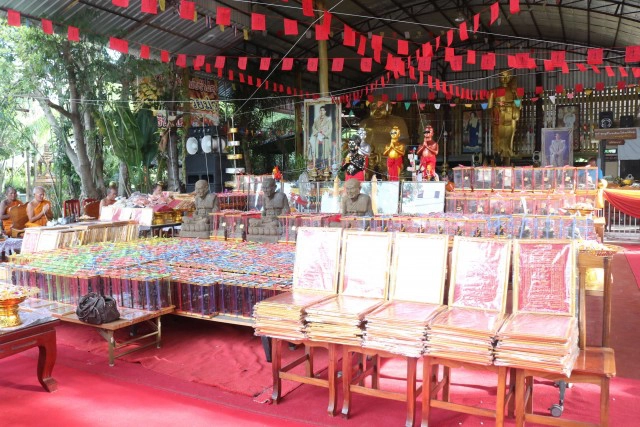 ชาวบ้านแห่ร่วมปลุกเสกหลวงปู่ทวดและไอ้ไข่ วัดห้วยม่วง