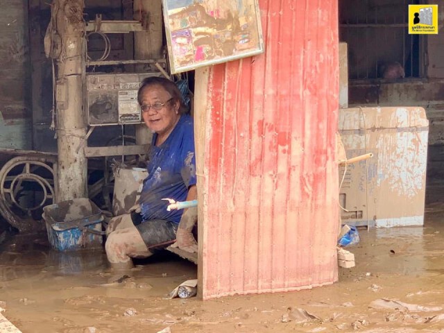 ตายาย นอนบนเพิงดินหลังน้ำท่วม  สุดท้อชีวิตอาชีพพังไปกับน้ำ บ้านเจอโคลนถมทับ
