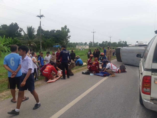 รถรับส่งนักเรียนพลิกคว่ำเจ็บ 11 ราย