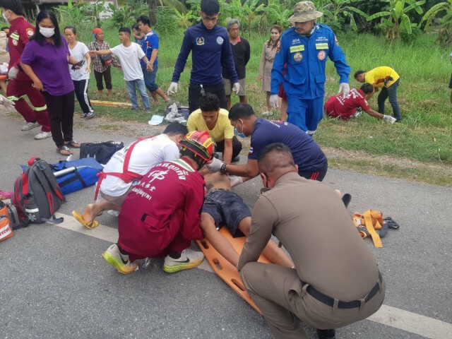 รถรับส่งนักเรียนพลิกคว่ำเจ็บ 11 ราย