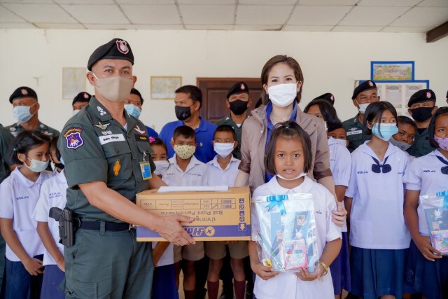"ตั๊น จิตภัสร์"ยกทีม ส.ส.ปชป. ลุยสุราษฎร์รับฟังปัญหาให้กำลังใจครู นักเรียน 2 ร.ร.ตชด.