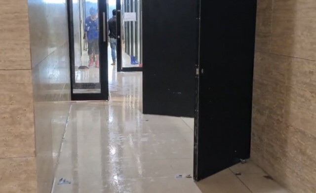 ฝนถล่มกรุงน้ำรั่วทะลักท่วมสภาฯหมื่นล้าน