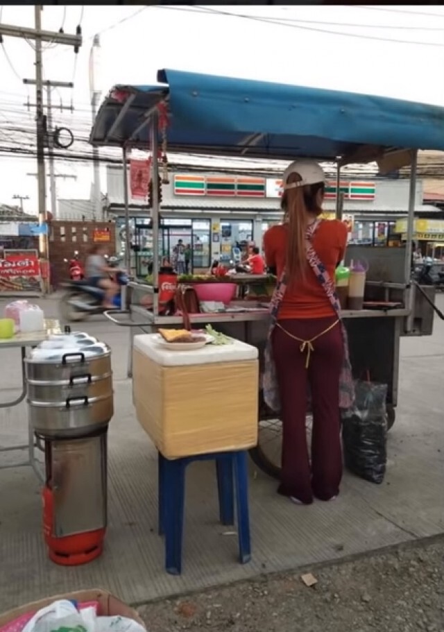 สาวจบปวส.  สู้ทนขายปลาหมึกย่าง เล่าเหตุผลทำไมออกจากงานประจำ