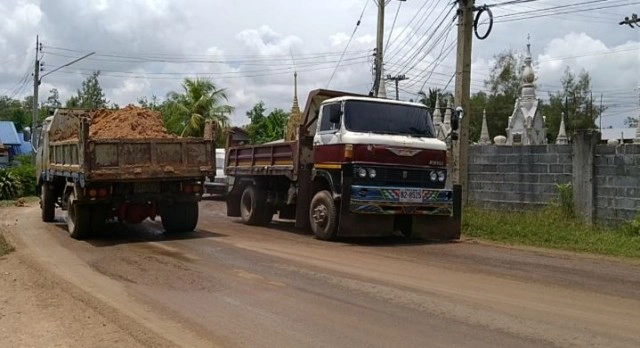 สุดทนรถบรรทุกดินนับร้อยวิ่งทั้งวันทั้งคืนถนนพัง-ฝุ่นตลบ