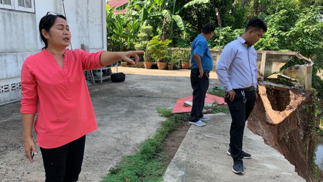 น้ำโขงลดเร็วกระทบลำห้วยตลิ่งทรุดเกือบถึงตัวบ้าน