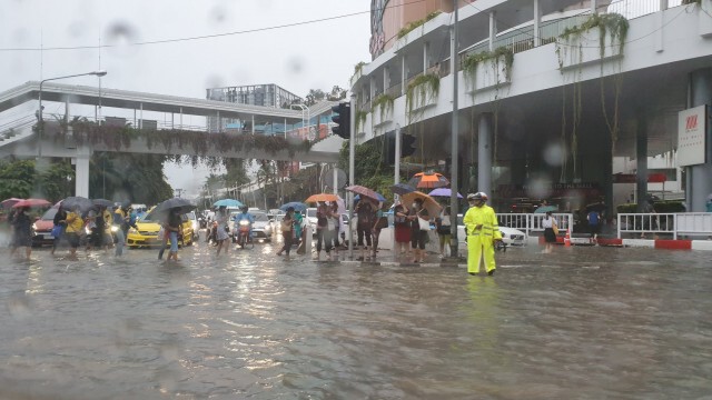 ฝนถล่มกรุงฯแต่เช้า น้ำท่วมถนนหลายจุดหลายพื้นที่