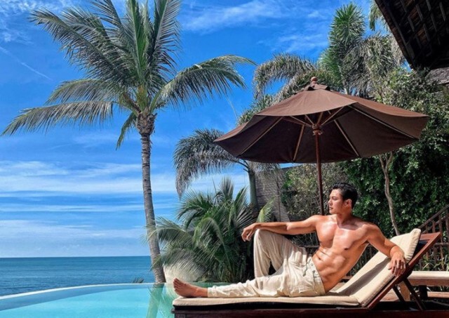 "แมน การิน" อวดหุ่นแซ่บกับผ้าขนหนูผืนน้อยปิดท่อนล่าง