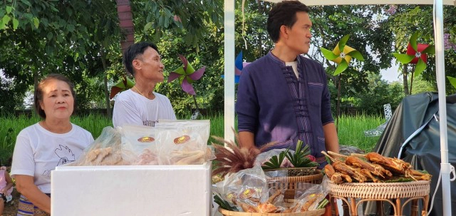 ตลาดต้องชมถนนสายไก่ย่างเขาสวนกวาง