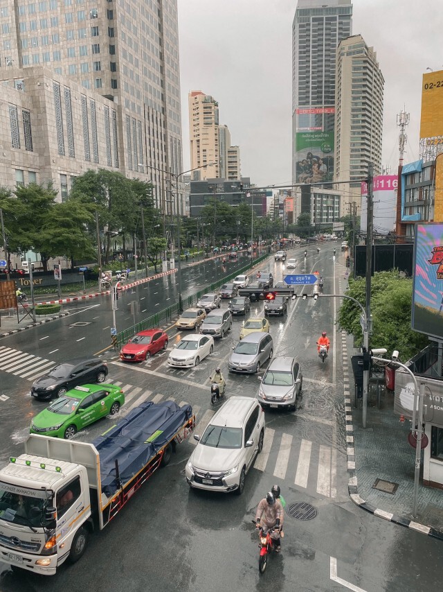ฝนถล่มกรุงฯแต่เช้า น้ำท่วมถนนหลายจุดหลายพื้นที่